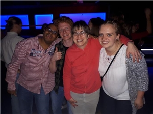 Bewohner und Mitarbeiter in der Disko stellen sich für den Fotografen Arm in Arm auf. Bewohner und Mitarbeiter in der Disko stellen sich für den Fotografen Arm in Arm auf.