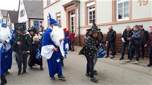 Große und kleine Zauberer laufen beim Umzug mit Große und kleine Zauberer laufen beim Umzug mit