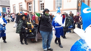 Hexen und Zauberer beim Fasnachtsumzug in Insheim Hexen und Zauberer beim Fasnachtsumzug in Insheim