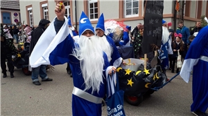 Hexen und Zauberer mit kleinen Geschenken für die Zuschauer Hexen und Zauberer mit kleinen Geschenken für die Zuschauer