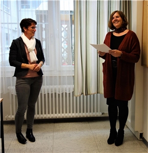 Antje Krotwaart (rechts) erhielt von Schulleiterin Monika Hirschfeld die Ernennungsurkunde. 
