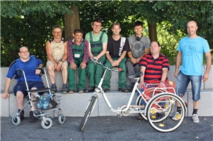 Die Projektgruppe und Ralf Lehnen (rechts) präsentieren das restaurierte Dreirad.