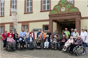 Die Ausflügler des Altenzentrums vor dem Kloster Machern 