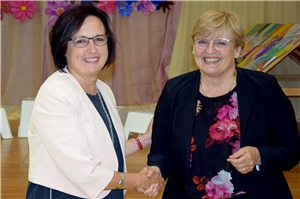 Regierungsschuldirektorin Alexandra Forster (rechts) gratuliert Förderschulrektorin Magdalene Franzen