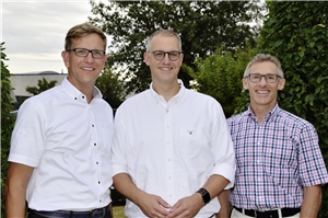 Oliver Winter (Mitte) mit Geschäftsführer Thomas Buckler (links) und Franz Josef Bell, Geschäftsbereichsleiter Arbeit 