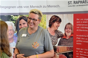 Mitarbeiterin Petra Beißel informiert über die Ausbildung in der Heilerziehungspflege im Caritas Zentrum.