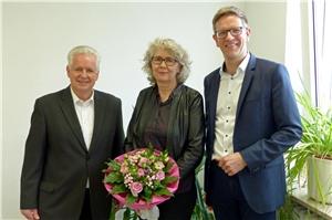 Geschäftsführer Thomas Buckler (rechts) und stellv. Einrichtungsleiter Konrad Junges (links) begrüßen die neue Einrichtungsleiterin Barbara Pies.