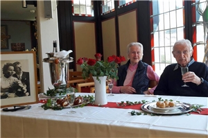 Hildegard und Josef Pick an ihrem besonderen Hochzeitstag in der Hauskapelle des Altenzentrums St. Nikolaus in Kues