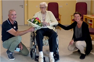 Einrichtungsleiter Manfred Kappes und Pflegedienstleiterin Anja Thomas gratulieren Anna Keifer.