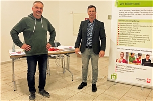Foto mit Dieter Schäfer und Harald Hammes am Stand in der Fachoberschule in Kobern-Gondorf
