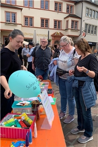 Foto von LTK-Mitgliedern, die Aktionsstände auf dem Hauptmarkt in Trier besuchen.