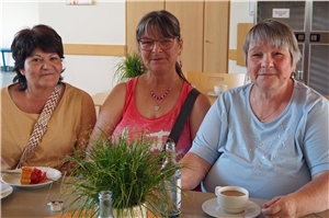 Foto mit Teilnehmenden im Austausch beim Begegnungs-Café im Caritas Zentrum