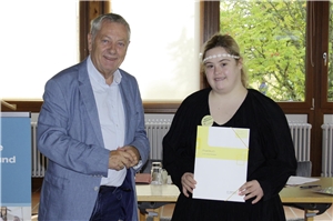 Foto von Landrat Manfred Schnur und einer Praktikantin, die ihr Zertifikat in den Händen hält