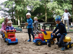 Fahrzeuge Kinder spielen mit großen Sandfahrzeugen