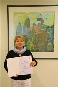 Frau Maniak Frau mit Urkunde