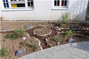 Kräutergarten gerade angelegter Kräutergarten