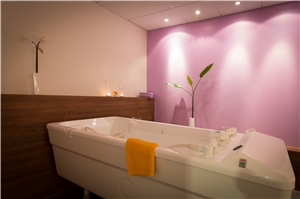 Unterwassermassagewanne große Unterwassermassagewanne im gedämpften Licht