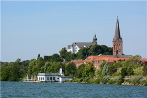 Blick auf Gastst�tte, Kirche und Schloss �ber den See