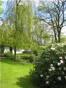 Ansicht Kinderhaus im Fr�hling Ansicht des Kinderhaues mit einem kleinen Teil des Gartens, bl�hender Rhododendron im Vordergrund