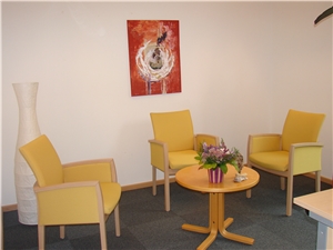 Besprechungsraum mit kleinem Tisch, 2 Stühlen, Blumenstrau� und Stehlampe