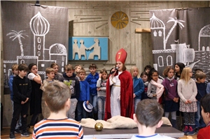 Mit Begeisterung spielen uns die Kinder der Altstadtschule die Geschichte vom heiligen Nikolaus vor.