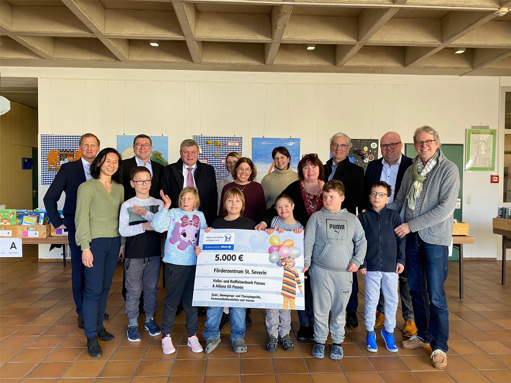 Unsere Kids freuen sich zusammen mit Frau Dreher (Leitung Therapie), Frau Bürgermeister (Leitung HPT), Herrn Deschner (Leitung Schule) und Frau Moser (Vorsitzende Elternbeirat) über die 5000€ Spende der Allianz für Kinder und der VR-Bank Passau
