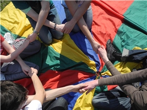 Mehrere Menschen halten sich an den Händen