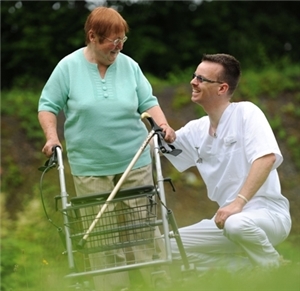 Neuen Pflegebedürftigkeitsbegriff einführen Bild: Pedro Citoler Alte Dame am Rollator mit Altenpfleger