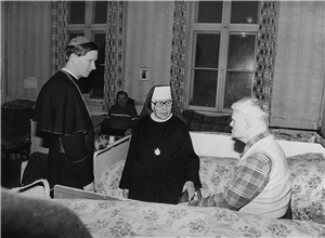 Der Schweringer Weihbischof Norbert Werbs besucht Bewohner des Altenheims Zühr in Mecklenburg um 1985