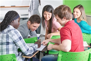 Kabinettsentwurf Pflegeberufereformgesetz © Robert Kneschke-fotolia.com Junge Menschen in einer Gruppenlernsituation