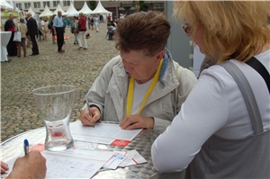 Unterstützer der Kampagne 2013 in Freiburg unterzeichnen eine Petition an den Landtag des Landes Baden-Württemberg