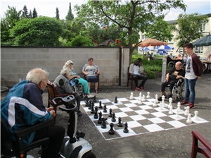 Ein übergroßes Schachspiel wurde von den Schülern für die Senioren aufgebaut.