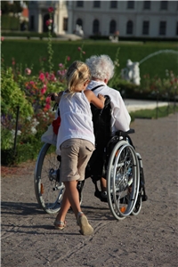 VKAD Exkursion 2018 - © Luftbildfotograf - Fotolia.com Ein Kind schiebt einen Rollstuhl mit einer alten Dame darin
