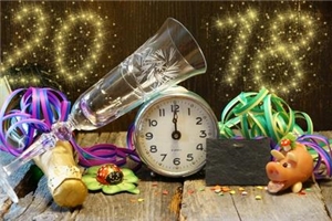 Ein gutes Neues für die Pflege _ © J.Mühlbauer exclus-fotolia.com Bild zu Sylvester mit Sekt, einem Wecker dessen Zeiger auf 12 Uhr stehen und Glückssymbolen