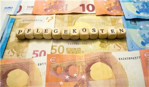 Pro Pflegereform - © pusteflower9024 - fotolia.com Geldnoten auf denen als Buchstabenpuzzele das Wort Pflegekosten steht