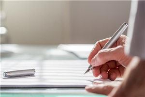 Mitmachen lohnt sich - © Gajus – fotolia.com Jemand der mit einem Stift ein Formular ausfüllt