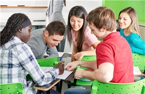 Schulkonferenz 2018 - © Robert Kneschke-fotolia.com Junge Menschen in einem Klassenzimmer