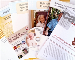 Information - Foto: Marcus Hantel Verschiedene Cover von Pubilikationen des VKAD als Fächer fotografiert