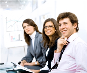 Weiterbildung - Foto: Nyul-fotolia.com Portraits junger Menschen in zuhörender Position