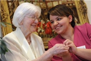 Portrait: junge Pflegerin mit alter Dame