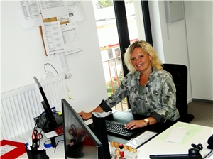 Simone Möller an ihrem Arbeitsplatz