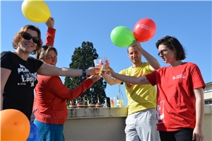 Gruppenbild vier Personen mit Luftballons