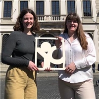 Zwei junge Frauen stehen vor dem Augsburger Rathaus