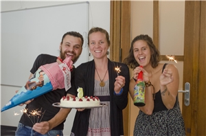 6 Jahre youngcaritas Berlin_Mitarbeitende Mitarbeitende der youngcaritas Berlin freuen sich �ber eine Geburtstagstorte