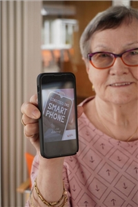 Eine Seniorin in der Smartphone Sprechstunde.