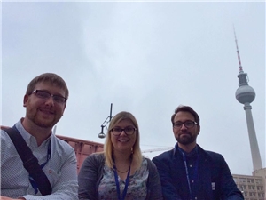 Drei junge Menschen mit Berliner Fernsehturm im Hintergrund