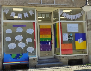 Der für Toleranz mit Regenbogenfarben und Plakaten dekorierte Eingang der Adler-Apotheke Coesfeld