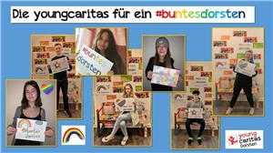 Die Akteuri der youngcaritas Dorsten halten Schilder mit der Aufschrift #buntesdorsten
