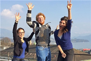 Drei Mitarbeitende von youngCARITAS Schweiz, die in die Luft springen.