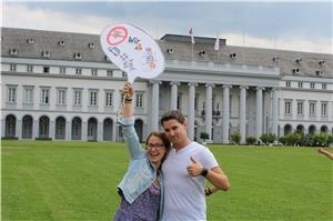zwei Personen vor einem Gebäude